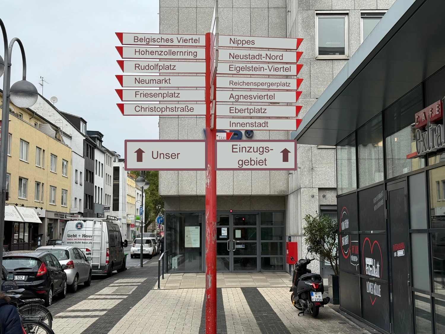 Candidus UG – Häuslicher Krankenpflege – Straßenschilder in Köln, Deutschland, die auf verschiedene Stadtteile und Orte hinweisen.
