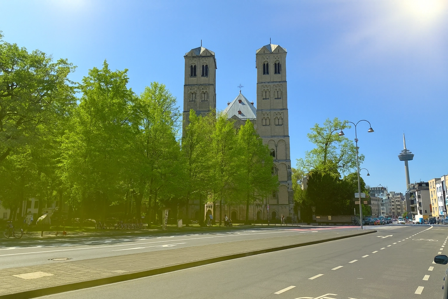 Candidus UG – Häuslicher Krankenpflege – Basilika St. Gereon in Köln, Deutschland, eine der zwölf großen romanischen Kirchen der Stadt.
